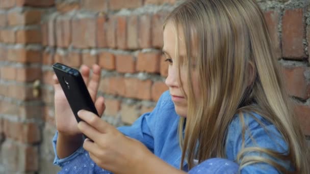 Παιδί που χρησιμοποιεί Smartphone, Παιδί που παίζει σε Smart Phone, Κορίτσι Εξωτερική στο Πάρκο — Αρχείο Βίντεο