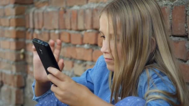 Ragazzo che utilizza Smartphone, Bambino che gioca su Smart Phone, Ragazza all'aperto nel parco — Video Stock