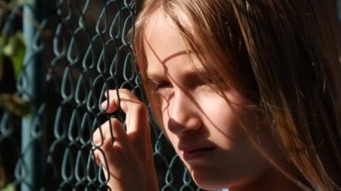 Üzgün Çocuk Terk Edilmiş, Hasta Mutsuz Çocuk Depresyonda, Kız Portresi Çalmıyor