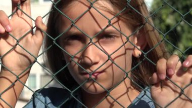 Üzgün Çocuk Terk Edilmiş, Hasta Mutsuz Çocuk Depresyonda, Kız Portresi Çalmıyor