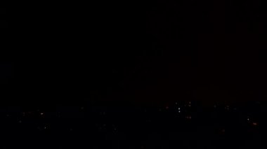 Aydınlatma, gece, şehir şehir, kasaba, fırtınada binalarda üzerinden yıldırım