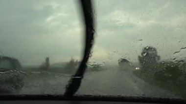 Yağmurda araba, yol, otoyol, yağmur damla ağır fırtına şehirde trafik