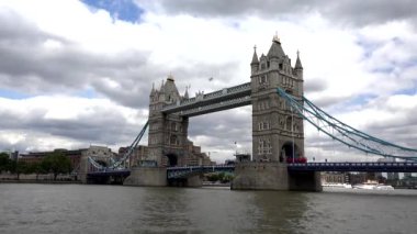Londra Kulesi Köprüsü Timelapse, Thames Nehri Görünümü Gemi ve Tekneler Cruise ile