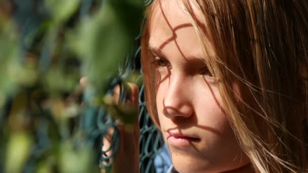 Szomorú gyermek elhagyott, beteg boldogtalan kóbor gyerek depressziós, lány portré nem játszik — Stock videók