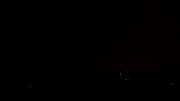 照明、市、町、嵐の夜、ダウンタウンの建物の上のサンダー ボルト — ストック動画