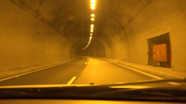 Řídit auto v tunelu, provoz metra v horách, cestování v Řecku, Pov — Stock video