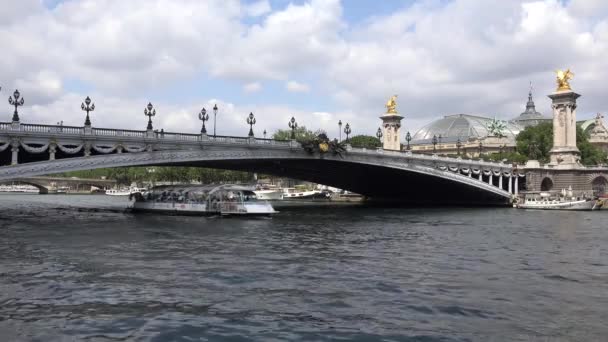 Σηκουάνα ποταμός Παρίσι, άνθρωποι τουρίστες σκάφη ταξιδεύουν σε ηλιοβασίλεμα, πλοία ταξίδι — Αρχείο Βίντεο