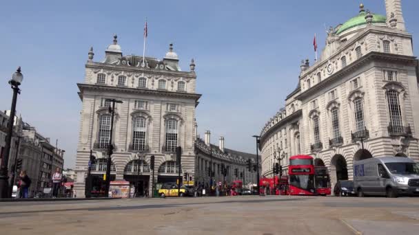Londen verkeer op Piccadilly Circus, mensen toeristen wandelen, Crossing Street — Stockvideo