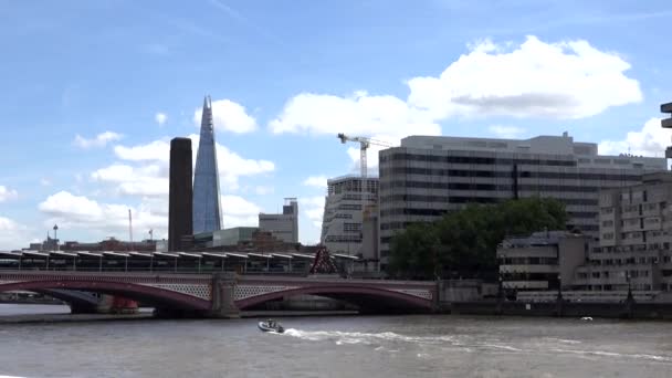 Londra Cityscape, Downtown Vista dal Tamigi Fiume, Navi e Barche Crociera POV — Video Stock
