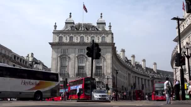 Лондонский трафик в цирке Пиккадилли, люди поют на улице — стоковое видео