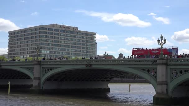 Лондонський госпіталь Сент-Томас, вид на рух на Вестмінстерському мосту, річка Темзи — стокове відео