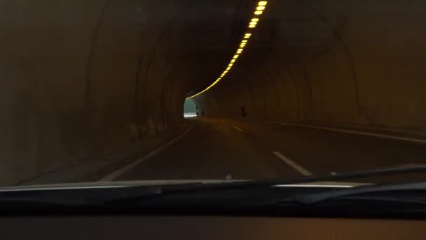 Trafikbil på motorväg, Vägtunnel, Tunnelbana, Förare Resa Pov — Stockvideo