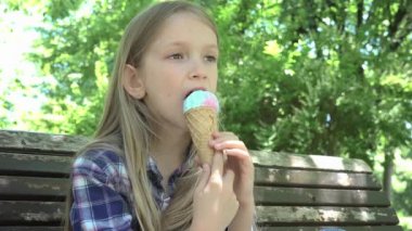 Park 'ta dondurma yiyen çocuk, oyun parkında Bench Girl' de oturan çocuk rahatlatıcı.