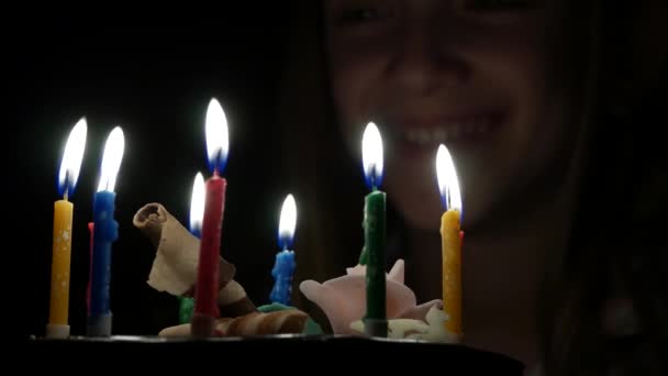 Fiesta de cumpleaños de niños soplando velas en la noche, celebración de niños, aniversario de adolescente en la oscuridad — Vídeo de stock