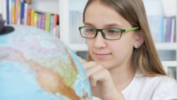 Kid Studium Země Globe, Dítě ve škole, Dívka učení, Studentská knihovna — Stock video