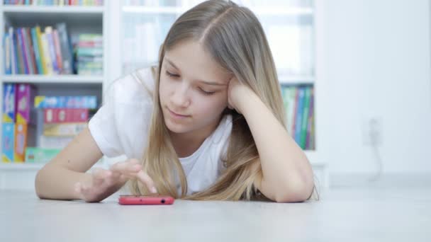 Çocuk Evde Akıllı Telefon Oynuyor, Genç Kız İnternet Tarıyor, Çocuk Aletleri Kullanıyor — Stok video