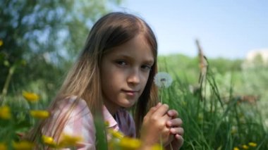 Park 'ta Çocuk Oynuyor, Kız Çayırda Karahindiba Çiçeği Esiyor Doğa
