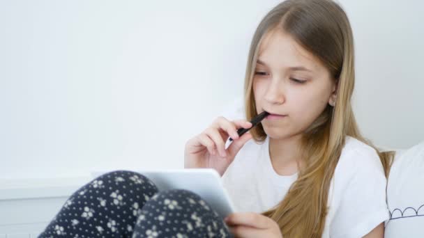Kid Studium do školy v posteli, Teenager Girl Learning, Dětské psaní Domácí úkol — Stock video