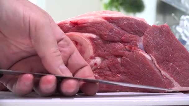 Людина в ресторанній кухні готує страву з великого шматочка м "яса яловичини, Кук — стокове відео
