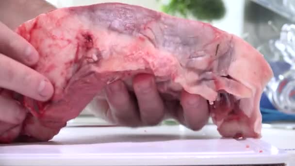 Mann in der Restaurantküche bereitet ein großes Stück Rindfleisch zu — Stockvideo