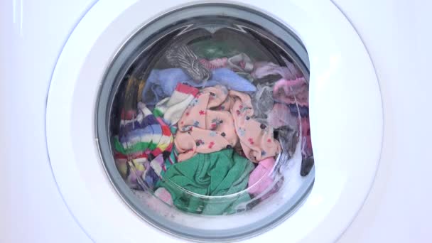 Wasgoed Wasmachine Wassen Desinfecteren, Kleren schoonmaken, Draaien en draaien, Huishouden, Huishouden, Vrouw die in wasserette werkt — Stockvideo