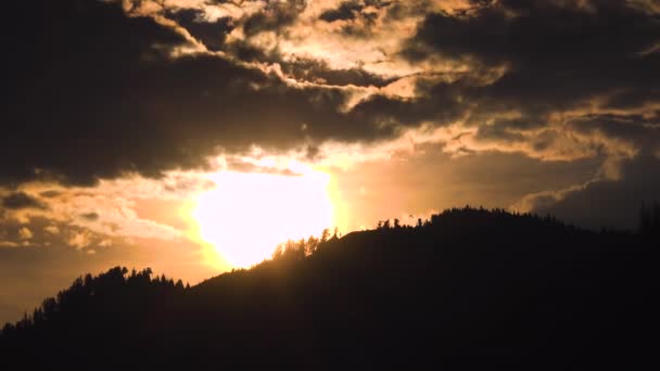 Sunset Timelapse, Dramatik Günbatımı Manzarası, Dağlarda Gün Doğumu Doğumu Doğaya Bakış — Stok video