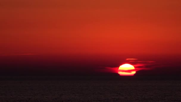 Apus de soare pe cer, plajă de mare, răsărit de soare pe malul mării, ocean la apus de soare în vară, amurg — Videoclip de stoc