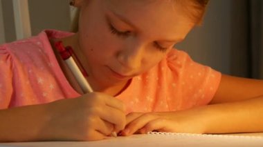 Çocuk Yazarlığı, Geceleri Çocuk Çalışması, Okul Ödevi İçin Evde Kız Portresi, Çocuk Eğitimi, Eğitici Bakış