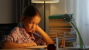 Çocuk Okuma Kitabı, Masa Lambası 'nda Çocuk Çalışması, Akşam Kız Öğrenimi, Çocuk Eğitimi, Eğitici Bakış