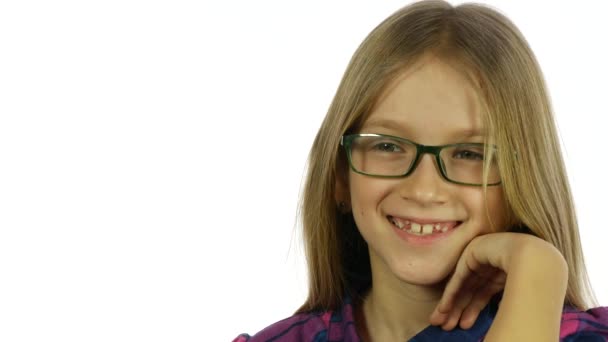 Kinderporträt, Brille Kind, das in die Kamera schaut, selbstbewusst süßes blondes Mädchen, lachendes Gesicht, Kinderglück — Stockvideo