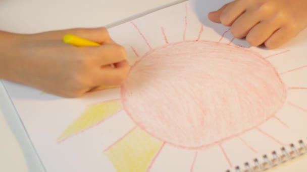 Kid Drawing Sun Colorir Criança Escola Menina Fazendo Artesanato Educação — Vídeo de Stock