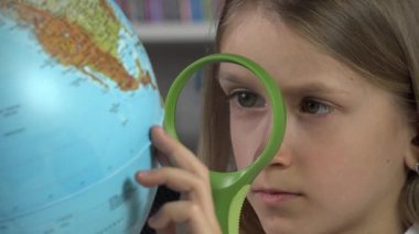 Dünya Küresi okuyan çocuk, Okul Sınıfında Çocuk, Kütüphanede Öğrenen Öğrenci Kız, Çocuk Eğitimi, Eğitici Bakış