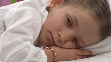 Çocuk Yatak Odasında Uyuyamaz, Düşünceli Çocuk Yatakta, Meditasyoncu Kız Yüzü