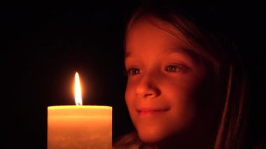 Mutlu Çocuk Mum, Gülümseyen Dua Eden Çocuk, Kız Portresi, Karanlık Yüz