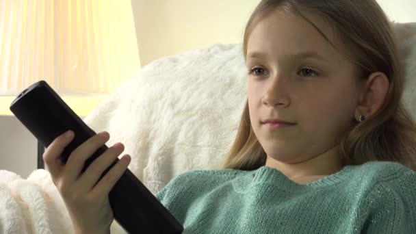 Kid Watching Παιδί Τηλεχειριστήριο Χαλάρωση Στον Καναπέ Κορίτσι Περιήγηση Internet — Αρχείο Βίντεο