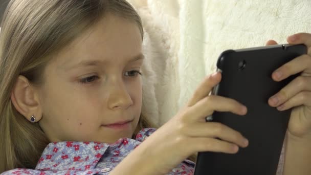 Enfant Jouant Tablette Lit Enfant Naviguant Sur Internet Sur Smartphone — Video