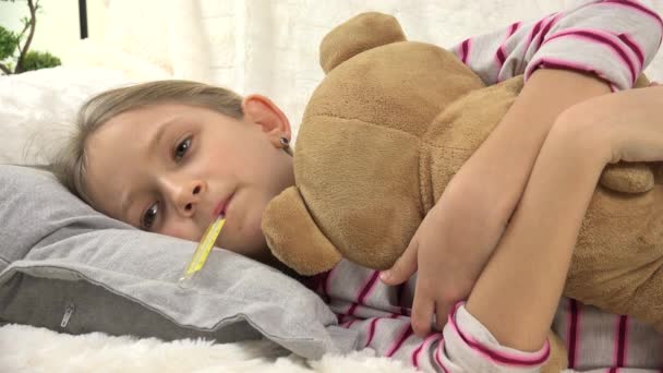 Sick Kid Portret Met Thermometer Ill Child Bed Triest Meisje — Stockvideo