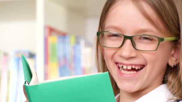 Schülerlachen Der Bibliothek Kinderlesen Für Die Schule Ausdrucksstarkes Mädchen Das — Stockvideo