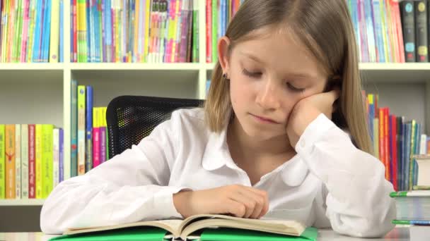 Criança Lendo Biblioteca Criança Estudando Para Escola Garota Expressiva Sala — Vídeo de Stock