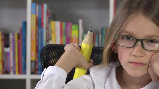 Kind Lernen Der Bibliothek Nachdenkliches Studentenkind Klassenzimmer Schulmädchen Lernen Gesicht — Stockvideo