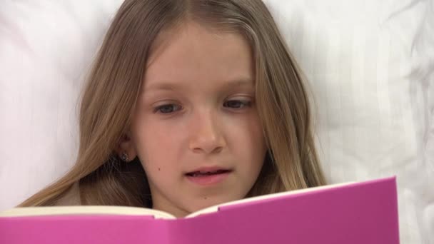 Libro Lectura Infantil Cama Niño Que Ríe Estudiando Niña Aprendiendo — Vídeo de stock