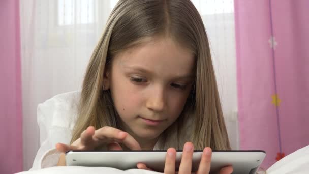 Çocuk Yatakta Tablet Oynuyor Çocuk Dokunmatik Ekran Telefonunda Nternet Taranıyor — Stok video
