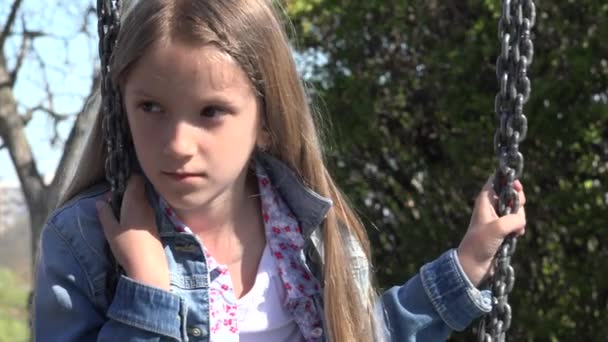 Sad Kid in Swing, Pensive Child at Playground, olycklig flicka som leker ensam utomhus i parken, deprimerade människor — Stockvideo