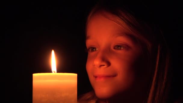 Criança feliz por vela, Criança de oração sorridente à noite, Retrato de menina, Rosto escuro — Vídeo de Stock