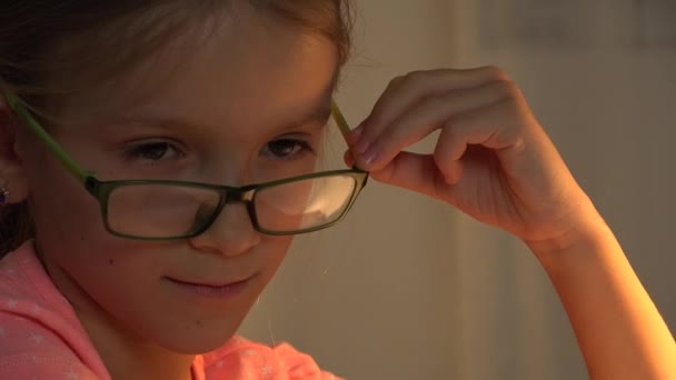 Lachende Kinderporträt Blick in die Kamera, Brille Kindergesicht, Happy Girl Face Smiling 4K — Stockvideo