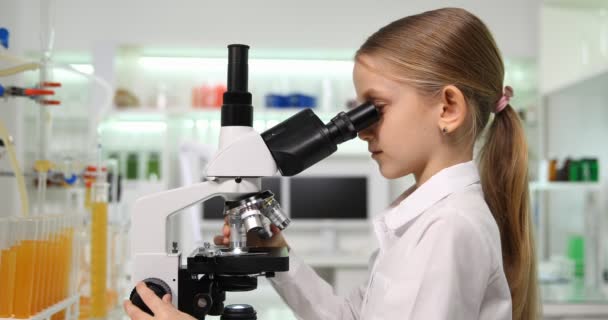 Kid Usando Microscópio Laboratório Química Escolar Criança Estudante Estudando Classe — Vídeo de Stock