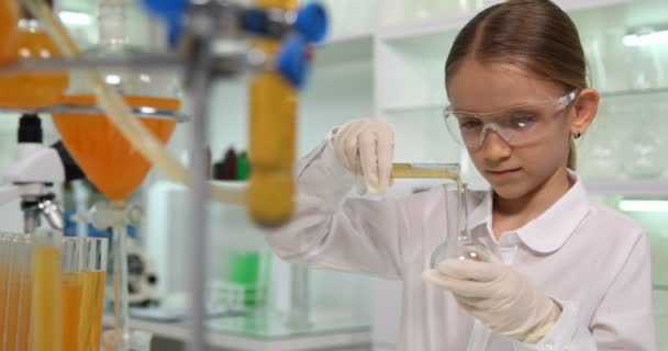 Estudiar Experimentos Químicos en el Laboratorio Escolar, Clase de Química para Estudiantes, Aprendizaje Infantil en el Laboratorio, Colegiala en el Aula — Vídeo de stock