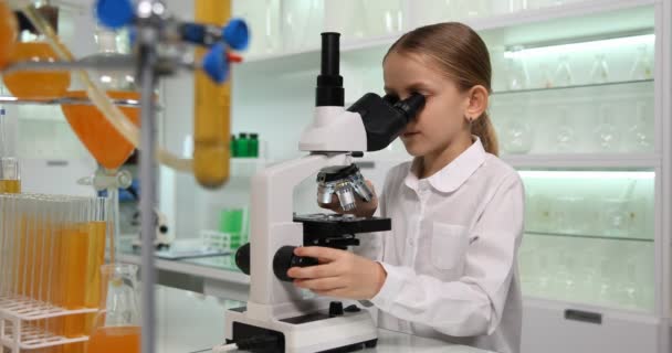 Bambino Che Utilizza Microscopio Nel Laboratorio Chimica Della Scuola Studente — Video Stock