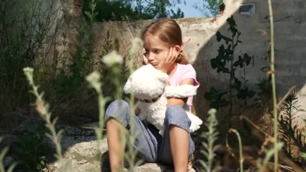Criança triste, criança em casa demolida abandonada, infeliz abandonado Stray Girl Orphan, 4K — Vídeo de Stock