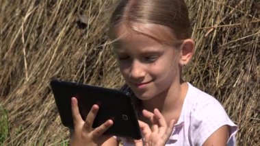 Çocuk İnternet 'i Taşrada Tarayıcı' da geziyor, Çocuk Köyde Cihazda Oynuyor, Kız Doğada Dinleniyor 4K